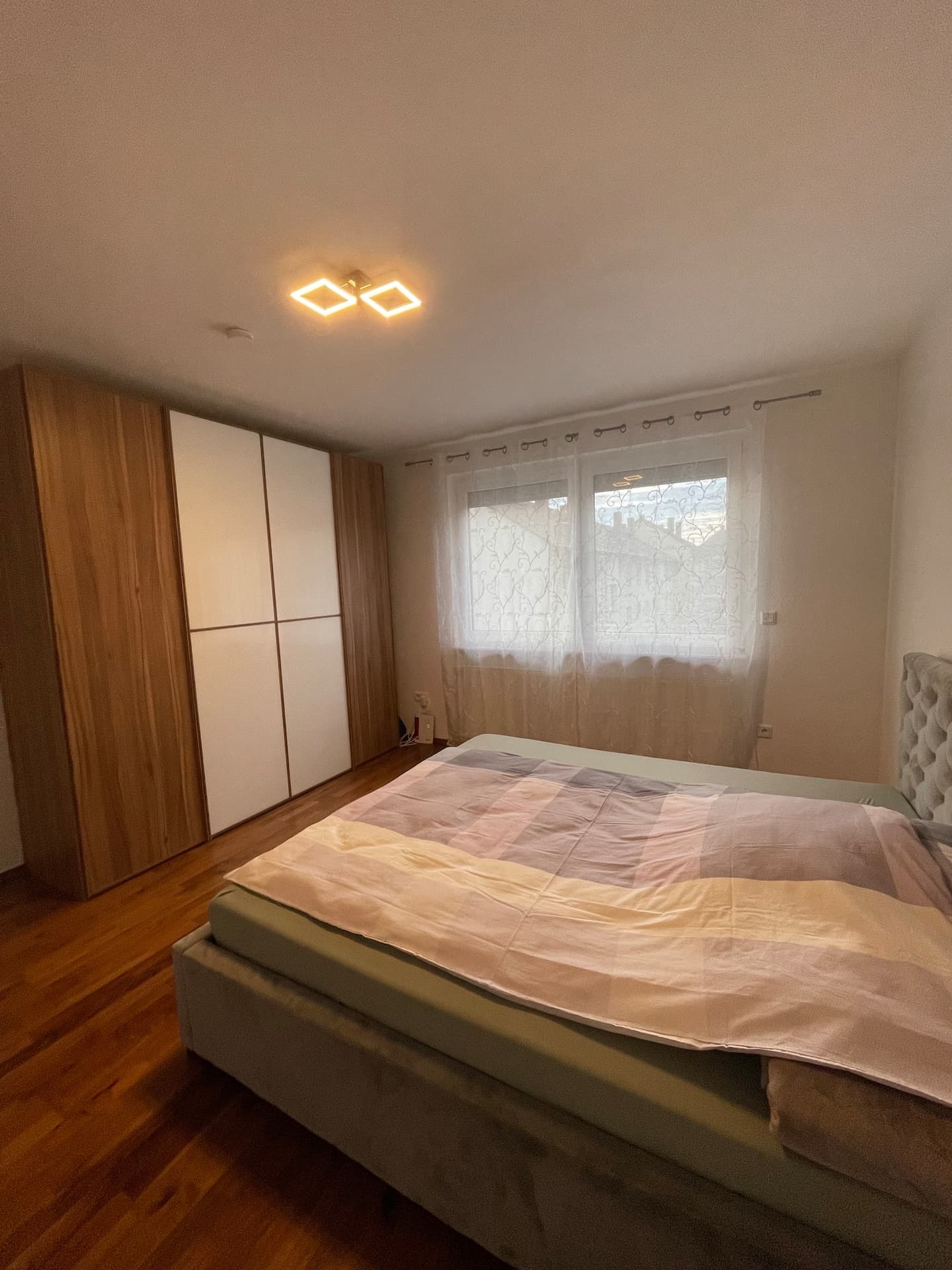 Schlafzimmer mit Kingsize-Boxspringbett
